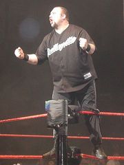 2002년 Raw에서 싱글 선수로 활동하는 더들리