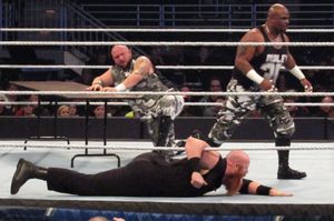 2016년 1월 더 와이어트 패밀리와 레슬링을 하는 더들리 보이즈