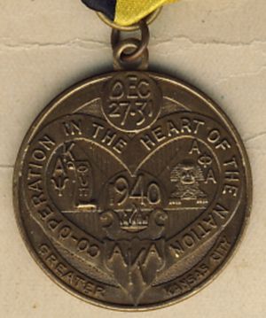 알파 파이 알파 대표 배지 클로즈업.