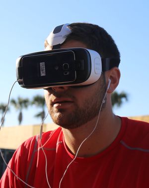 VR을 시도하는 지올리토 (2016년 2월 27일)