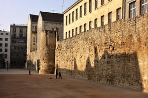 필리프 2세가 파리 주변에 건설한 필리프 2세 아우구스투스 성벽의 잔해.