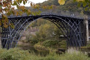 아이언 브리지(The Iron Bridge)는 슈롭셔의 세번 강을 가로지른다.