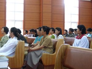 평양에 위치한 프로테스탄트 봉수교회(봉수교회) 예배 참가자.