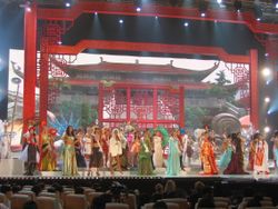 국가별 의상을 입은 참가자들.