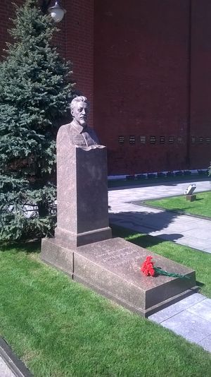 스베르들로프의 묘는 크렘린 벽 묘지에 있다.