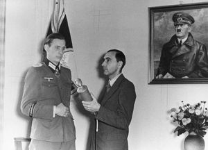 레머는 7·20 사건 이후 제국 방송 협회(Reichs-Rundfunk-Gesellschaft)와의 인터뷰를 진행하고 있다.