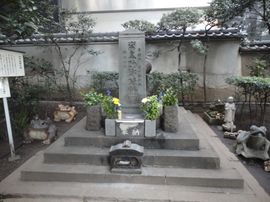 조헤이·텐교의 난. 헤이안쿄에서의 정쟁을 뒤로하고 지방에서는 재지 영주가 된 황족이나 그 외 문류가 세력을 확대하고 있었다. 타이라노 마사카도와 후지와라노 스미토모의 반란도 그 발현이었지만 반란은 진압되었다. 그림은 도쿄 오테마치에 있는 타이라노 마사카도의 목 무덤.