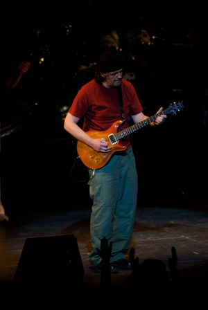 2009년 3월 노 스모킹 오케스트라와 함께 공연하는 쿠스투리차