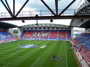 윌런은 위건 애슬레틱(Wigan Athletic)과 위건 워리어스(Wigan Warriors)의 홈구장인 DW 스타디움(DW Stadium)에 자금을 지원했다.