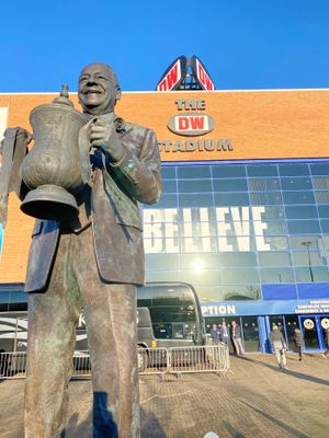 DW 스타디움 외부에 있는 데이브 웰런 동상