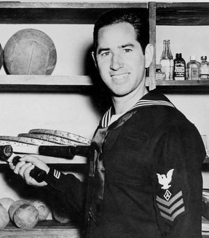 1945년 10월, 태평양의 미국 해군 기지에서 테니스 시범 경기를 20개월 동안 한 후 캠프 엘리엇의 미국 해군 훈련 센터에 있는 릭스