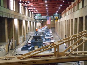 후버 댐 아래 발전소의 터빈/발전기 데크.