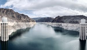 2021년 10월의 미드 호 모습, 후버 댐에서 바라본 모습으로, 흰색 띠는 높은 수위를 나타낸다.