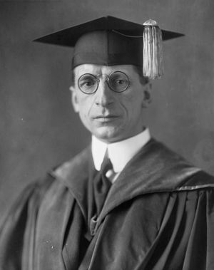 매사추세츠 홀리 크로스 대학교에서 명예 학위를 받는 데 벌레라