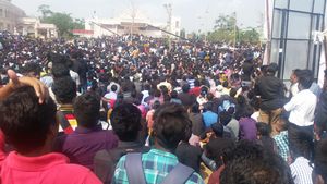 2017년 1월 마리나 해변에서 열린 금지 반대 시위대