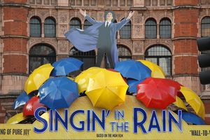 사랑은 비를 타고가 런던 웨스트 엔드의 팰리스 극장에서 공연되는 모습, 2012년 12월