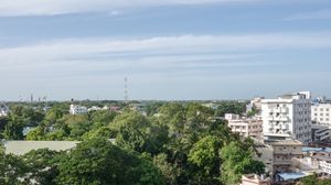 중앙 버스 터미널 남쪽의 주둔지 지역 스카이라인(약 2082년 8월)