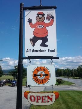 곰(루티)이 있는 버몬트주 미들버리의 A&W 도로 표지판