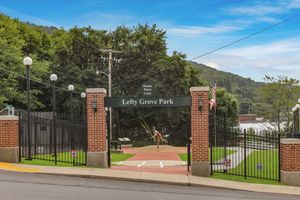 메인 스트리트에서 본 레프티 그로브 기념관