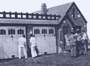 1933년. 보니와 클라이드의 뒤를 쫓는 경찰관, 검찰관들