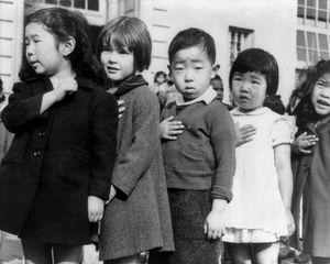 1942년 4월, 일본계 미국인 강제 수용 직전 샌프란시스코 웨일 공립학교에서 미국 국기에 충성 서약을 하는 아이들