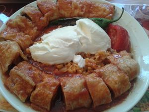 필라프와 함께 제공되는 베이티 케밥