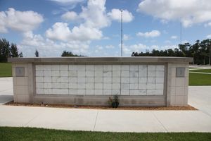 사우스 플로리다 국립 묘지에 있는 1935년 허리케인으로 사망한 퇴역 군인 기념 표지석