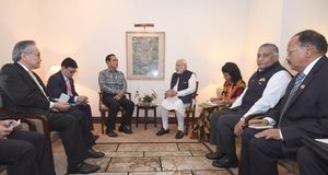 2018년 네팔 카트만두에서 열린 제4회 BIMSTEC 정상회의에서 인도 총리 나렌드라 모디와 함께 있는 쁘라윳