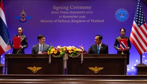 미국 국방부 장관 마크 에스퍼와 2020년 공동 비전 성명에 서명하는 국방부 장관으로서의 쁘라윳