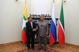 민 아웅 흘라잉이 2021년 6월 러시아에서 타타르스탄의 수장 루스탐 미니하노프와 만났다.