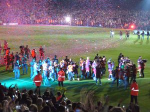 2006년 5월, 시즌 마지막 홈 경기에서 에스파뇰을 꺾은 후 캄 노우에서 라 리가 트로피를 들고 행진하는 바르셀로나 선수들