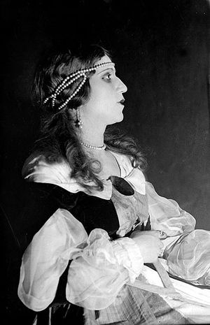 아제르바이잔 출신 배우 마르지야 다부도바가 조시아나 공작 부인 역을 맡은 모습 (1929–1930)