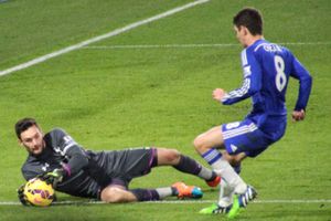 요리스(왼쪽)가 2014년 토트넘 홋스퍼에서 선방하는 모습