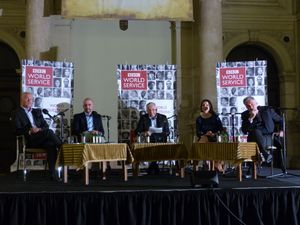 BBC 월드 서비스, 조나단 딤블비(가운데)가 2016년 헝가리 부다페스트에서 방송을 진행하고 있다