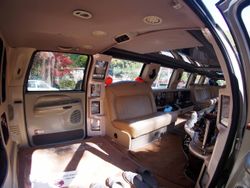 스트레치 리무진의 객실. 객석은 롱 시트이며, 진행 방향에 대해 가로 방향으로 설치된다. 포드 익스커션