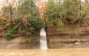 임시 폭포의 예시. 이 폭포는 흐를 때 샤그린 강으로 흘러 들어간다.
