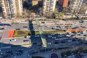 하이뎬황좡 북쪽 육교 남쪽에 있는 조각상 생명