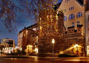 슈테른토어(Sterntor). 중세 도시 성벽의 잔해를 재건한 문으로, 일부 자재는 고대 로마 요새에서 가져온 것으로 추정된다.