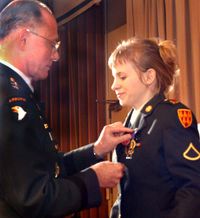 퍼플 하트 훈장을 수여받는 제시카 린치