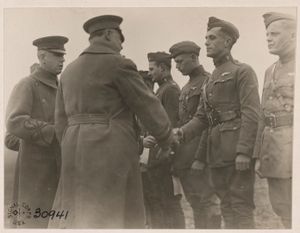 헌터 리깃(Hunter Liggett) 중장이 제94항공 P. S. 비행대의 휴 브루스터 제1중위에게 수훈십자장을 수여하는 모습, 프랑스 레미쿠르(Remicourt, Marne), 1918년 12월 18일.