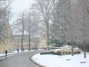 캘리 막사 입구 앞에 전시되었던 이라크 공화국 수비대의 T-72 전차 (2010년 1월 21일 촬영). 제7군단의 걸프 전쟁 승리를 상징한다.