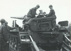 네덜란드 포병들이 M107 자주포를 발사할 준비를 하고 있다.