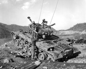 M46 전차가 한국 전쟁 중 간접 사격 지원을 하는 모습.
