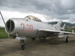 쿠초바 공군 기지에 있는 알바니아 선양 J-6C