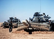사막의 폭풍 작전(Desert Storm) 시작 전, 지상전 시작 전에 지뢰 제거 시험을 수행하는 사단 공병들