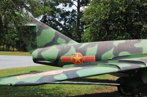 미국 공군 조종사들이 "뱀"이라고 불렀던 미사일 표시가 있는 꼬리 부분.