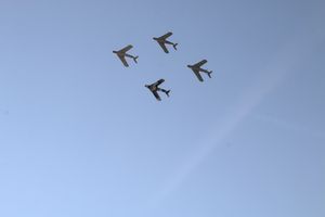 2024년 EAA AirVenture에서 편대 비행 중인 개인 소유 MiG-17 4대