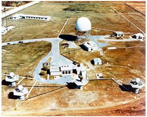 개량형 나이키 허큘리스 기지의 통합 사격 통제(IFC) 구역. 시야 확보를 위해 플랫폼 위에 설치된 5개의 레이더가 보인다. 왼쪽부터 TTR 및 TRR, HIPAR(큰 흰색 돔), LOPAR(중앙 전경의 작은 직사각형), MTR.