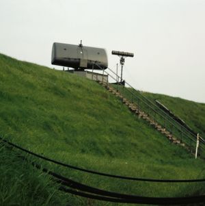 LOPAR 레이더와 피아식별장치(IFF) 질문기 안테나.