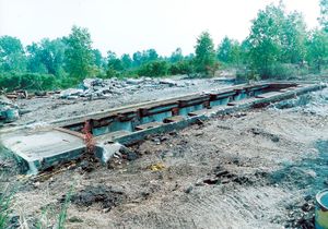 미시간주 뉴포트에 있는 이전 나이키 기지 D-57/58의 잔해. 1996년에 이 사진이 찍혔을 당시, 그 기지는 유해 폐기물 정화 현장이었다.